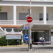 Un paciente y su acompañante, en el hospital Doctor Moliner.