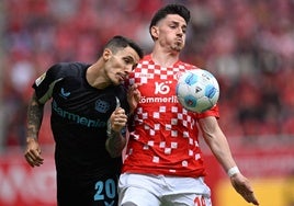 Alejandro Grimaldo, a la izquierda, durante un partido con el Bayer Leverkusen.
