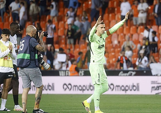 Jaume Doménech. emocionado, se despide de la afición de Mestalla.