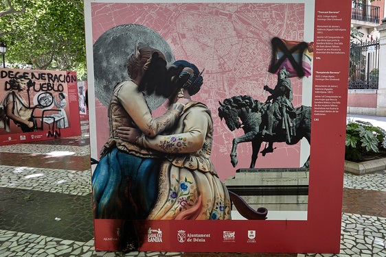 Pintadas en las láminas expuestas en la avenida de Gandia.
