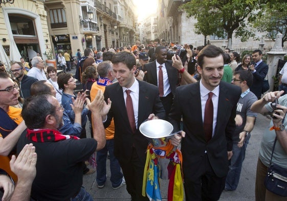 Sam Van Rossom y Pau Ribas, durante la celebración del título de la Eurocup de 2014.