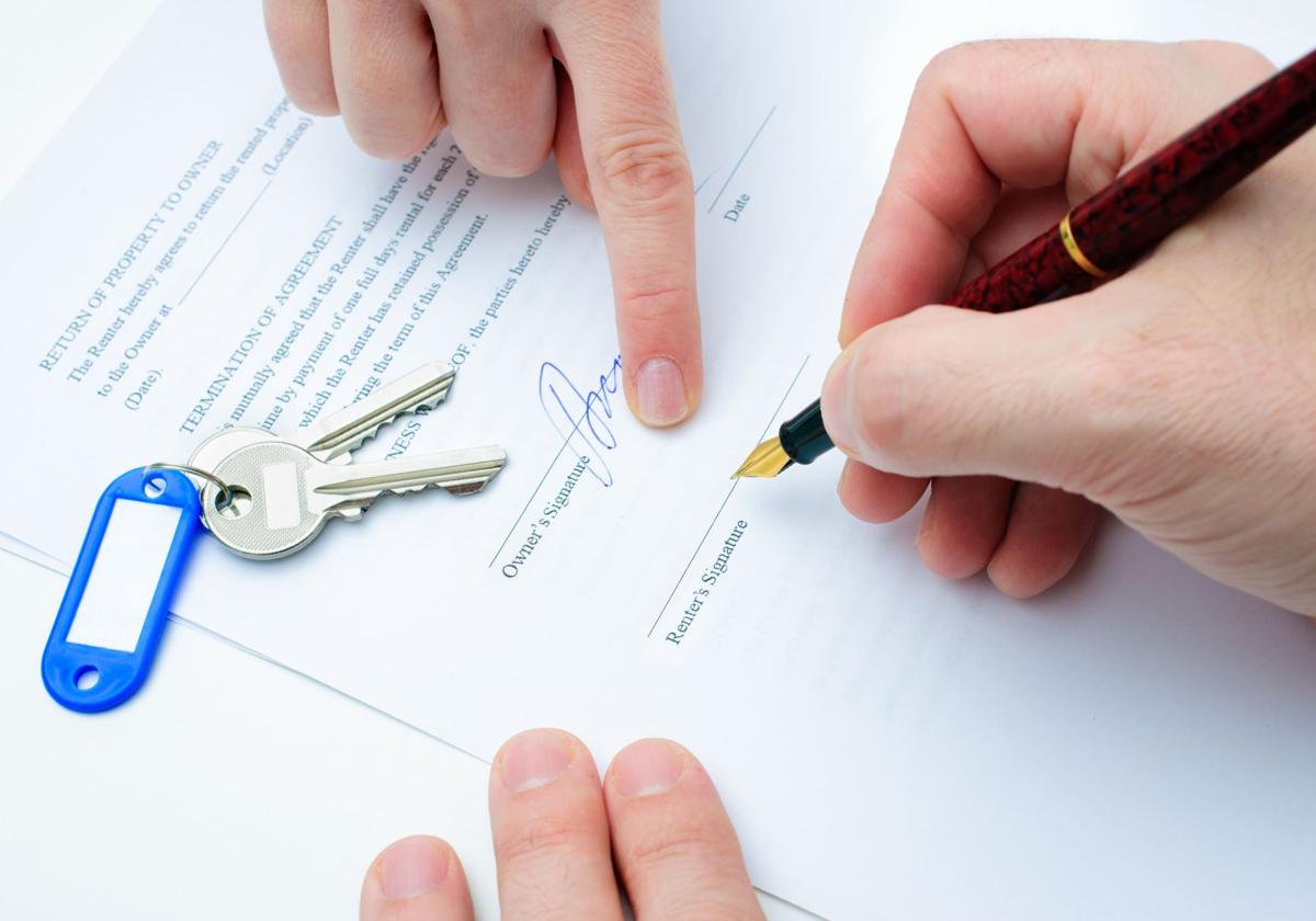 Antes de firmar un contrato de arras hay que realizar varias comprobaciones.