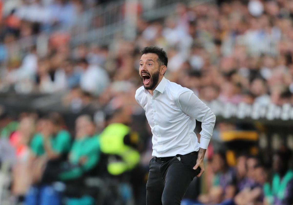 Corberán, en su último partido de la temporada en Mestalla.