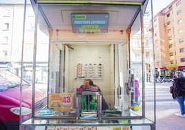 Venta de cupones en un quiosco de la ONCE.