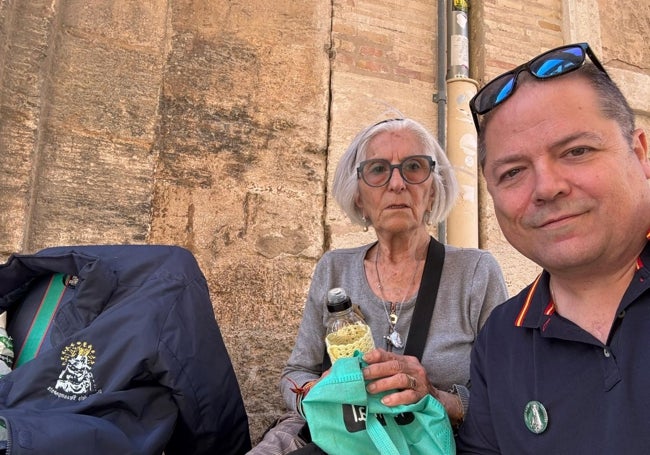 Marisa Rosa Alfaro y Paco Ferris, primera y segundo de la cola.