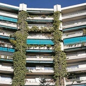Varios balcones con toldos en una comunidad de vecinos, imagen de archivo.