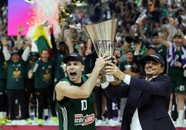 Kostas Sloukas y Ataman levantan el trofeo de la Euroliga conquistado en 2024..