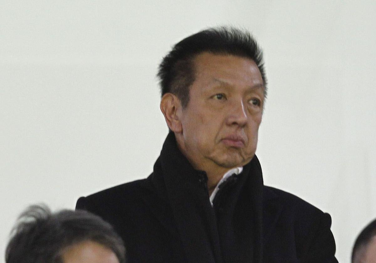 Peter lim cumple 71 años y posa con la indumentaria del valencia | las provincias