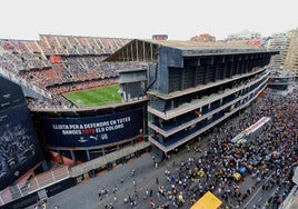 El exterior de Mestalla, en el día que la afición protestó dejando vacío el campo durante un partido.