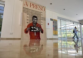 La obra 'No oblidem', situada en el vestíbulo de entrada de la Facultad de Bellas Artes de la UPV.