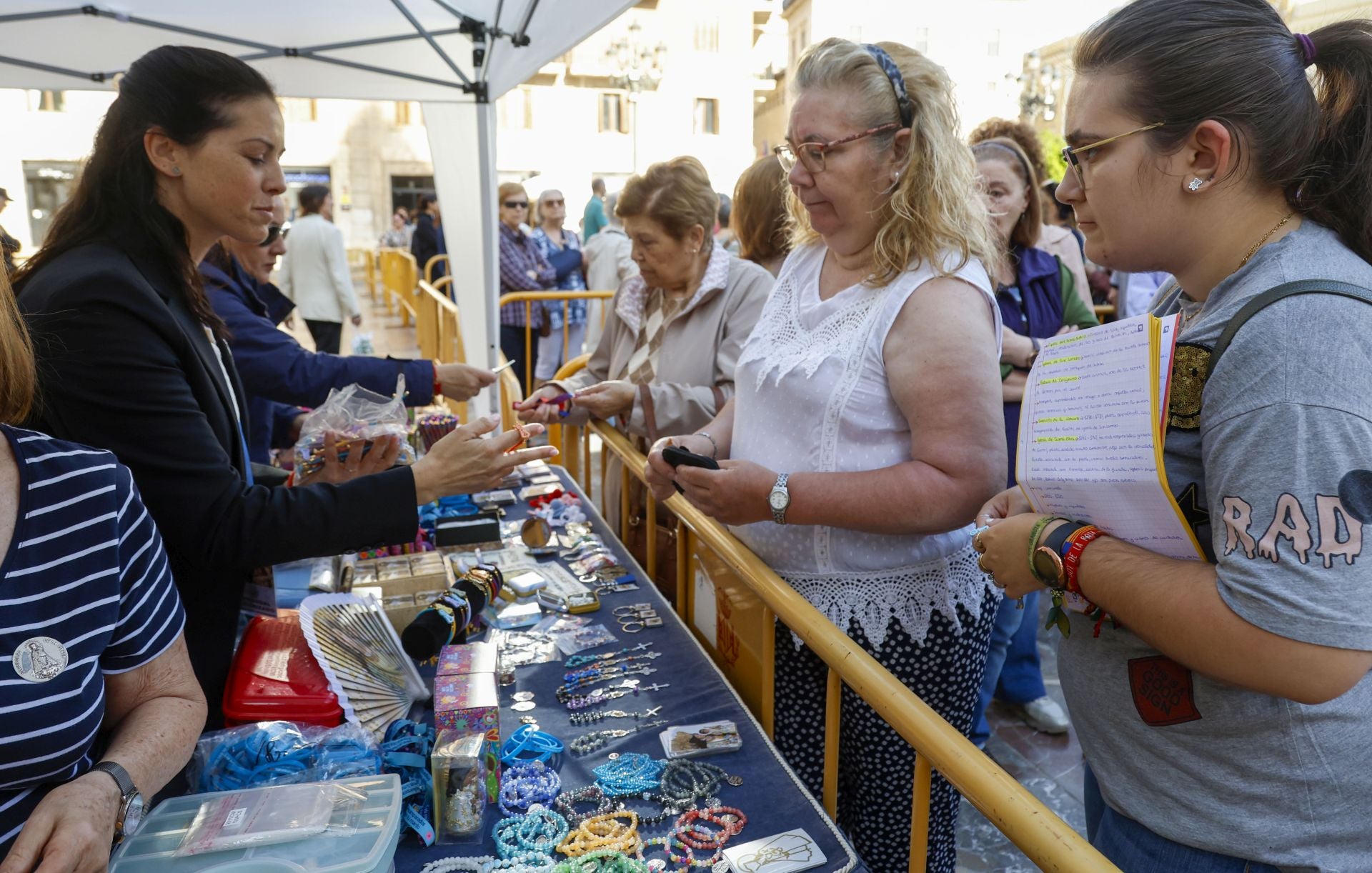 Besamanos a la Virgen de los Desamparados en Valencia