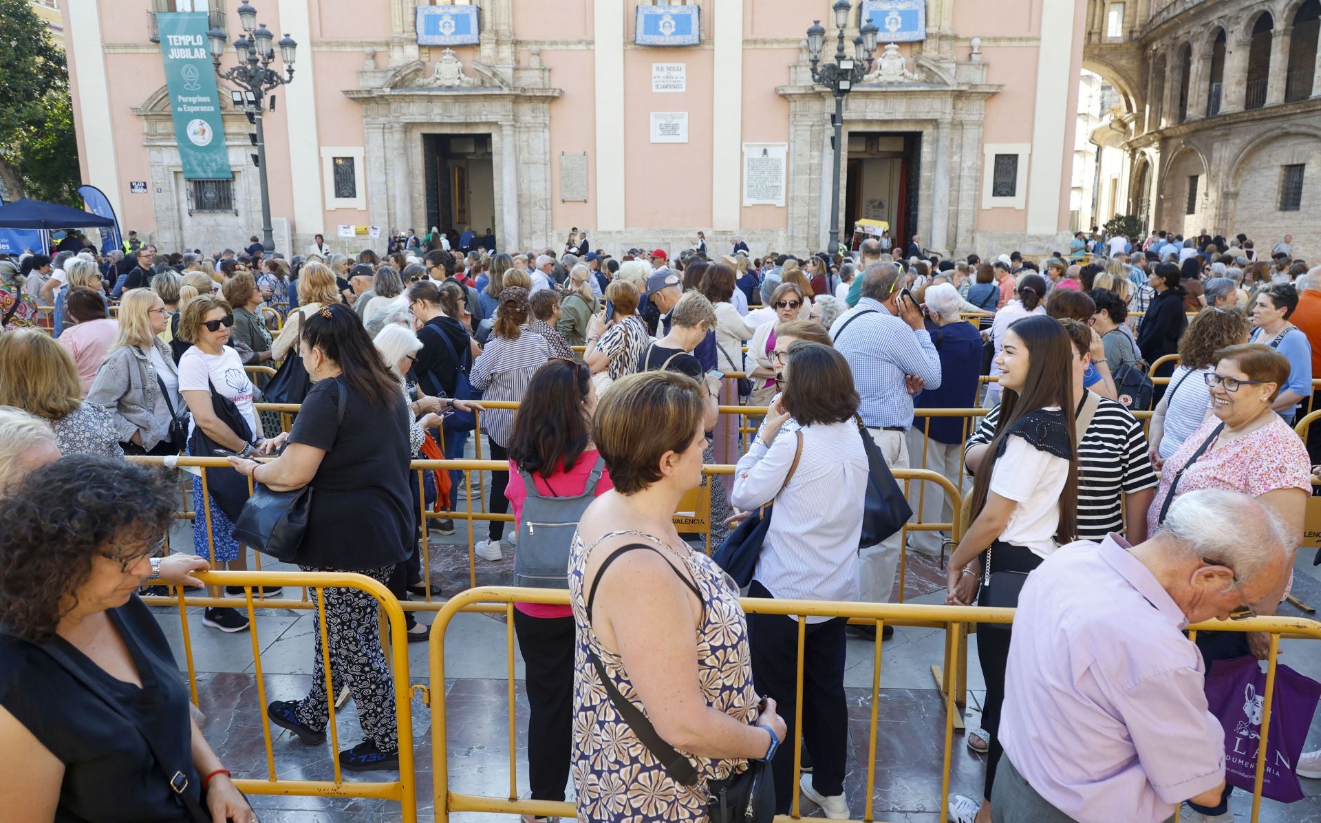 Besamanos a la Virgen de los Desamparados en Valencia