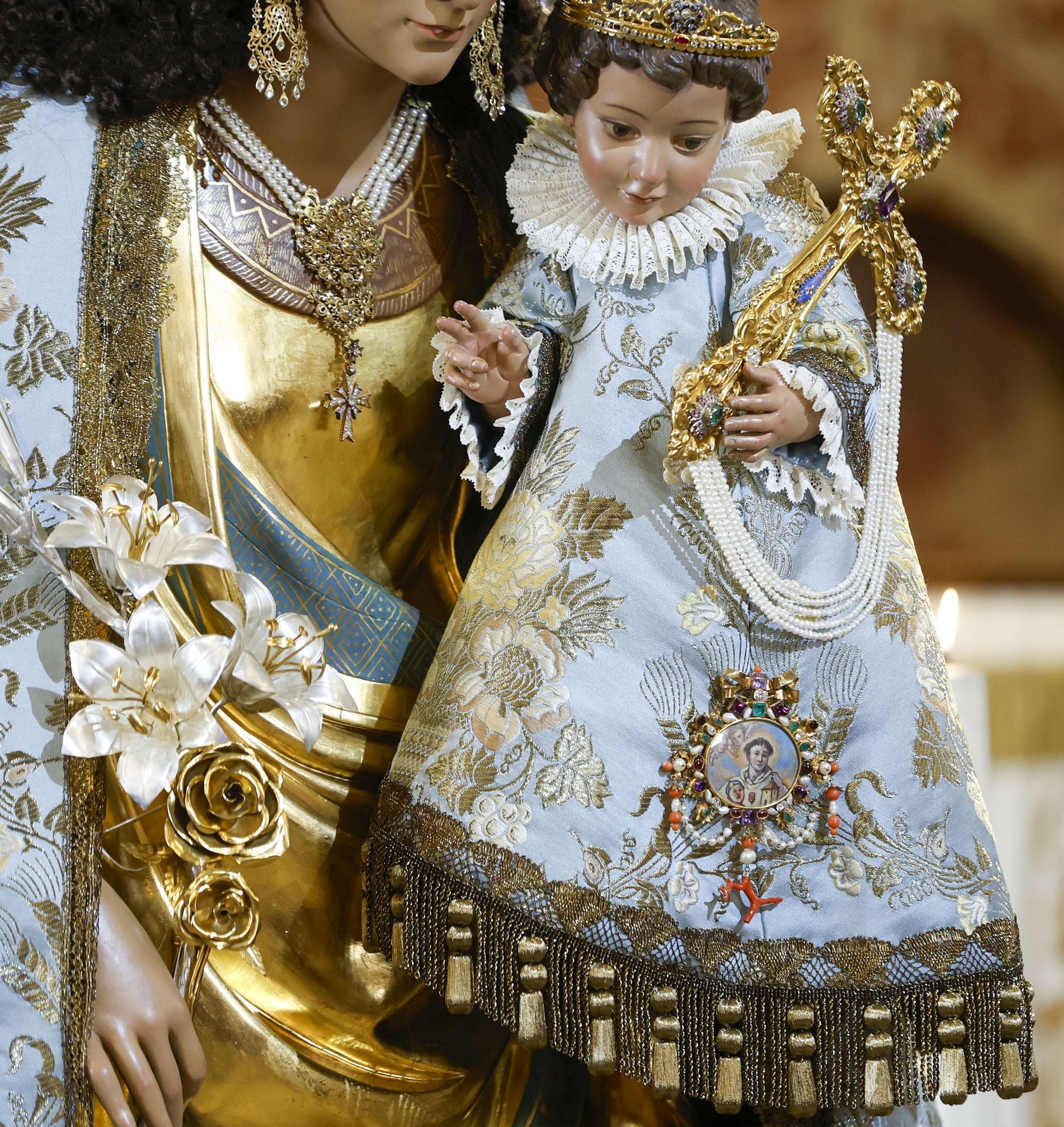 Besamanos a la Virgen de los Desamparados en Valencia