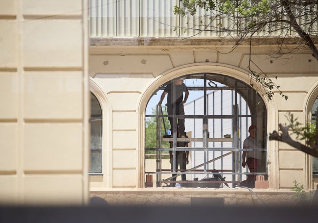 Obreros trabajan en una de las alas que están siendo reformadas en Mislata.