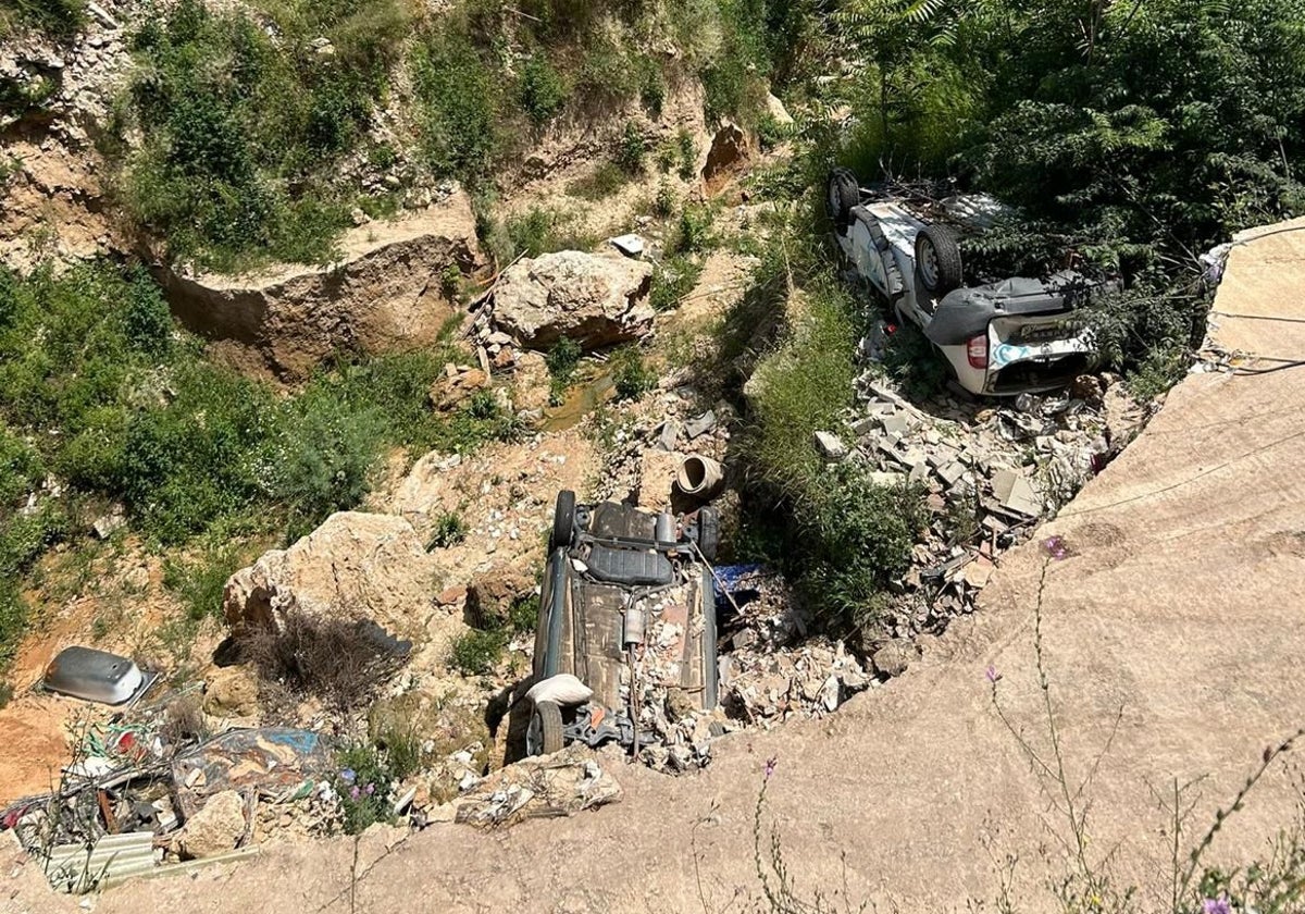 Vehículos siniestrados por la dana en el cauce de la rambla de Chiva.
