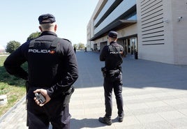 Policías ante la Ciudad de la Justicia de Castellón.