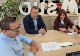 El presidente de la Mancomunitat de l'Horta Sud, Josep F. Cabanes (i) este miércoles.