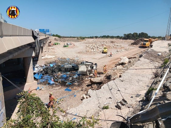 EStado en el que ha quedado el camión tra su caída al barranco.