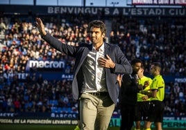 Pablo Andújar, siendo homenajeado por su retirada en el Ciutat de València.