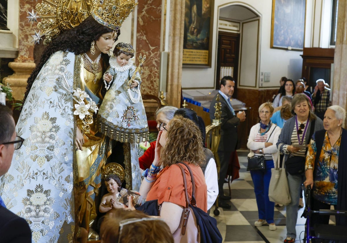 Fieles pasando ante la Virgen en el Besamanos.