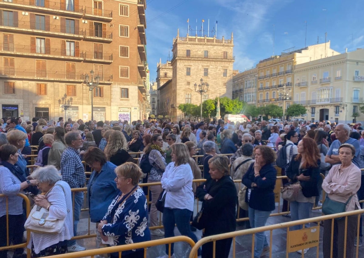 Imagen secundaria 1 - Pepe ribes, damnificado de la dana en Paiporta, colas de más de 600 personas en la plaza de la Virgen y los mellizos Rafael y Francisco Clerch.