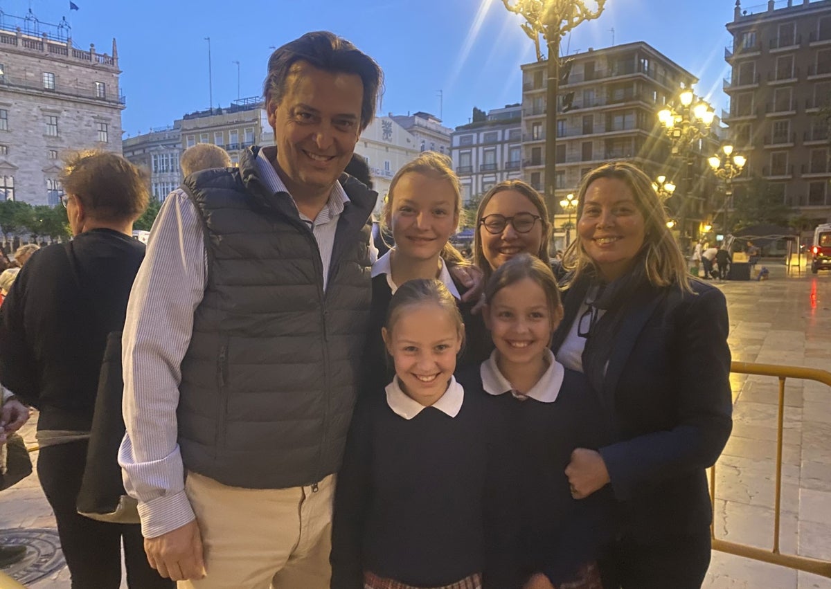 Imagen secundaria 1 - Rafa Ferraro, ante la Virgen; familia Bono-Grau y familia Moreno.