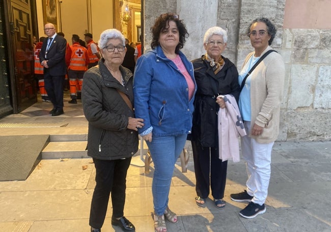 Ana Isabel Gómez, con chaqueta azul, y familiares, después de asistir al Besamanos.