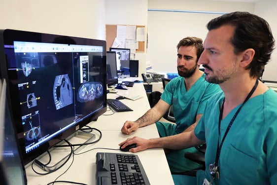 El equipo humano y tecnológico del tratamiento electroquimioterapia.