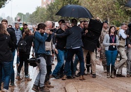 Sánchez, bajo la lluvia de barro, el día que tuvo que irse de Paiporta.