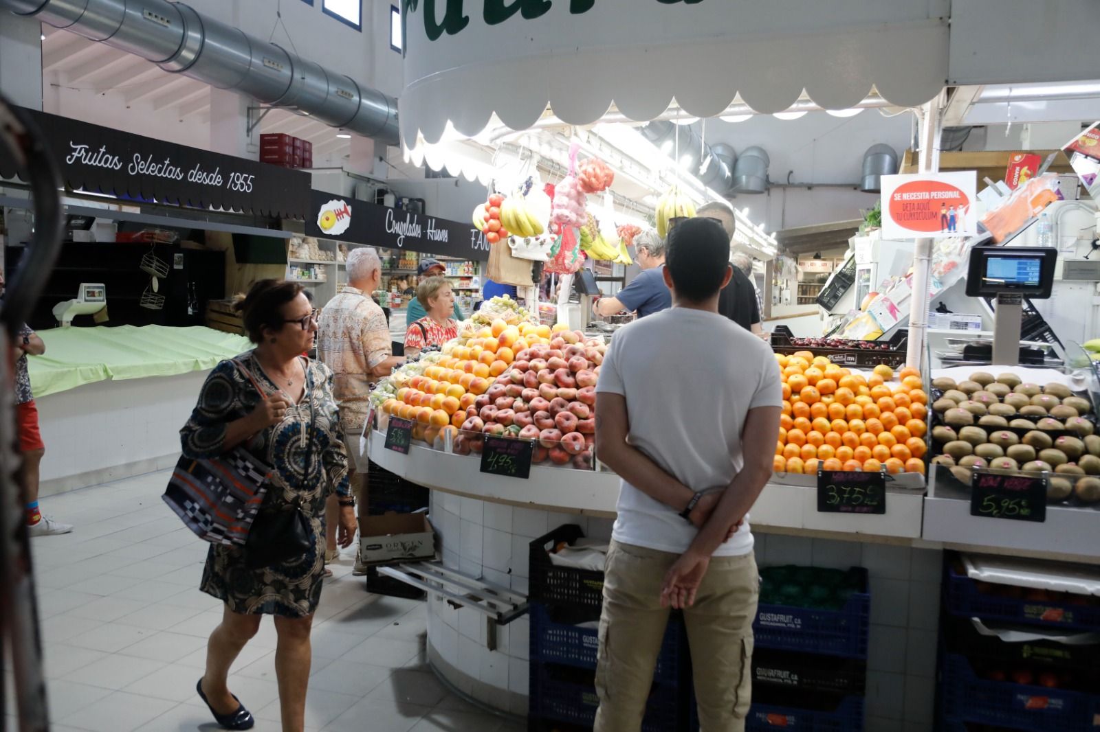 Imagen secundaria 1 - El Mercat Municipal hoy en día y la edil de Comercio, María José García.