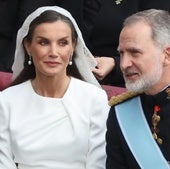 La reina Letizia y el rey Felipe VI en la misa de inicio del pontificado de León XIV en el Vaticano.