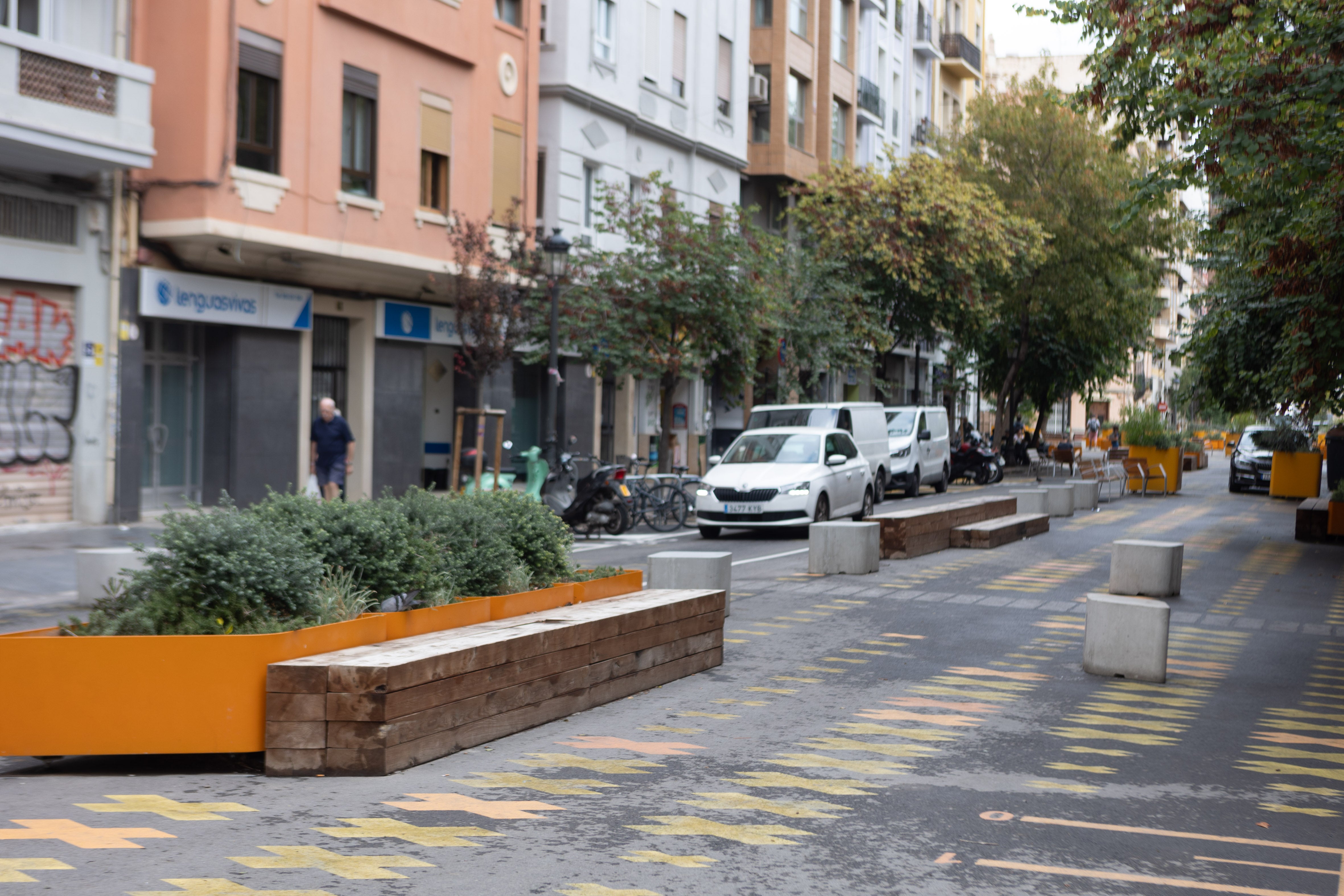 Bolardos y mobiliario urbano en la supermanzana.