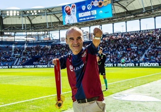 Ricardo Ten, siendo homenajeado en el Ciutat de València, tras los Juegos Paralímpicos de París 2024.