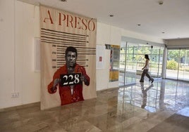 El grafiti 'No oblidem', que se exhibe en la Politécnica.
