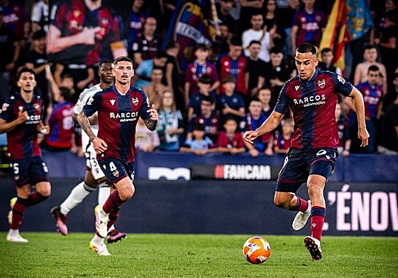 Ángel Algobia, con el Levante.