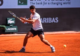 Alcaraz prepara su debut en Roland Garros 2025.