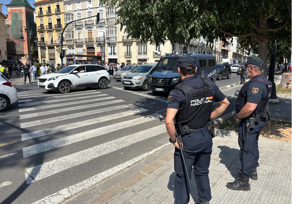 Dos agentes del dispositivo desplegado frente a la Delegación del Gobierno por la visita de Sánchez.
