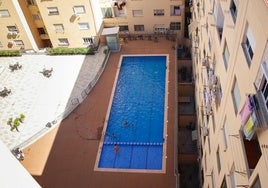 Una piscina comunitaria de Valencia, imagen de archivo.