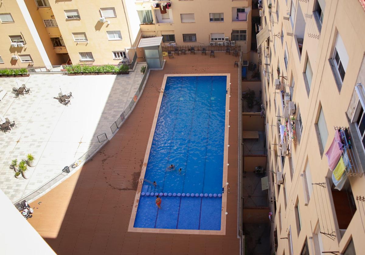 Los vecinos que tienen prohibido usar la piscina comunitaria este verano