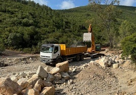Reparación de un camino en Chiva.