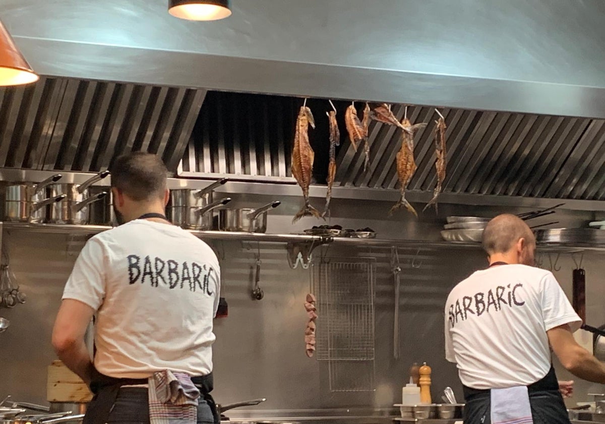Imagen principal - Barbaric es su gente, sus platos y sus vinos.