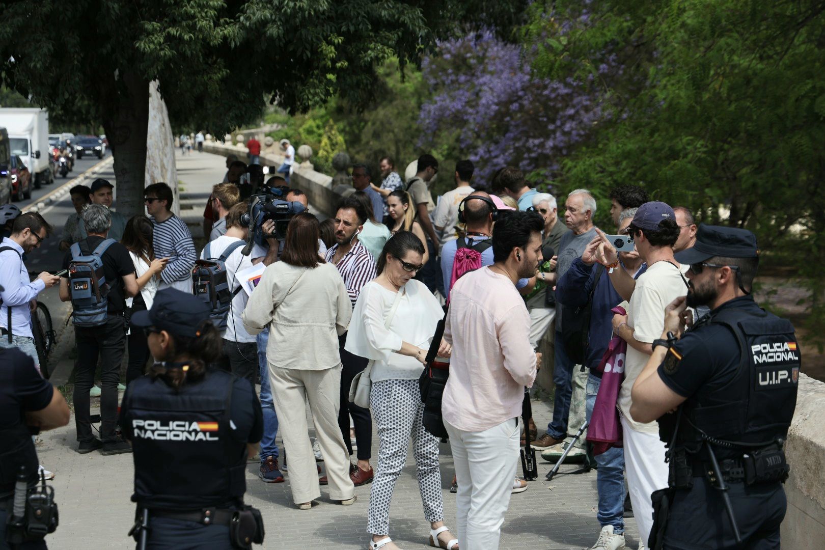FOTOS | Protesta contra Sánchez durante su reunión con las víctimas de la dana en Valencia