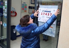 Imagen de archivo de una administración de loterías que ha repartido un premio.