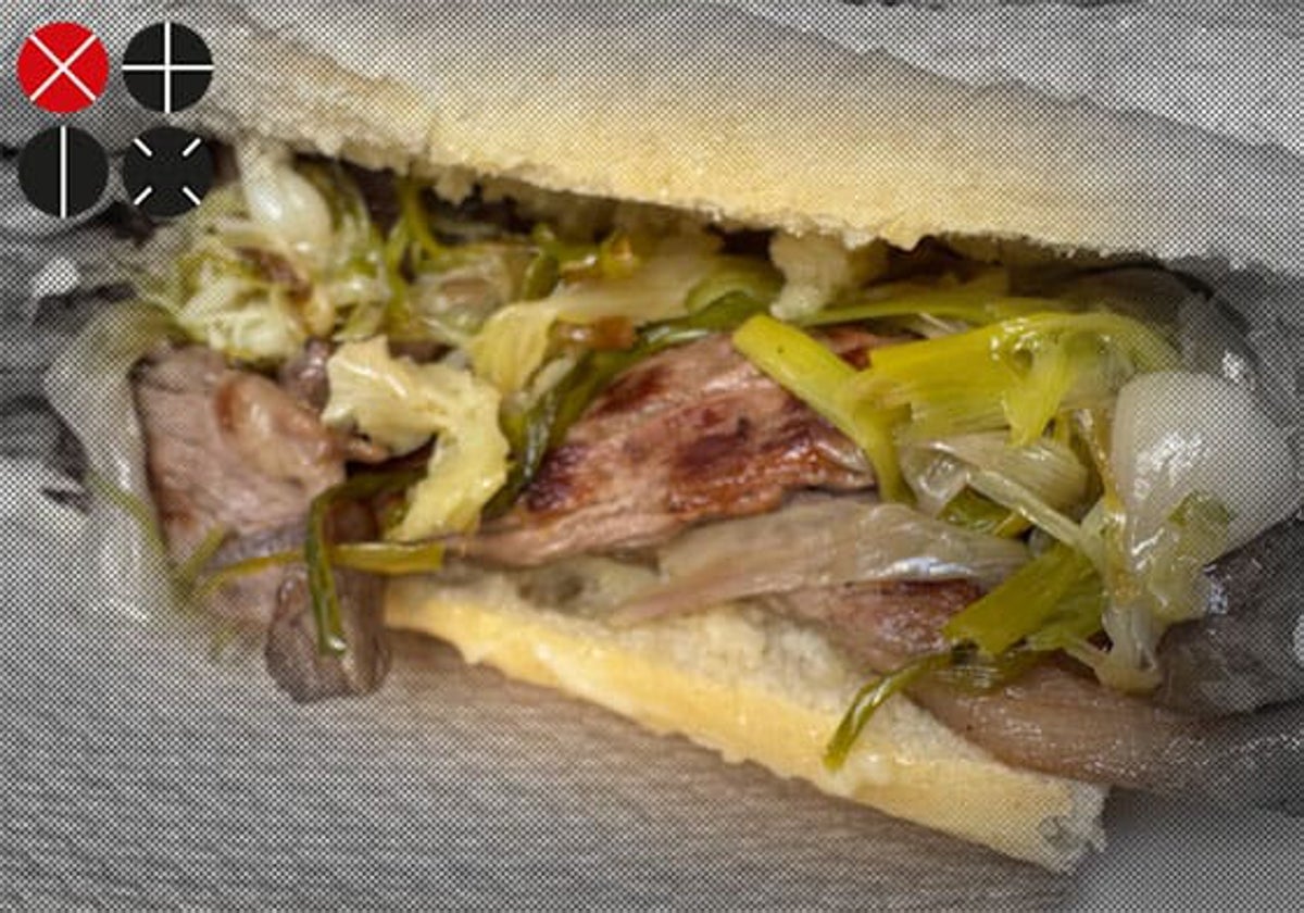 Bocadillo de carne de caballo con patatas y ajos tiernos.