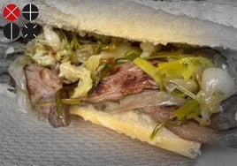 Bocadillo de carne de caballo con patatas y ajos tiernos.