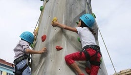 Dos menores en un rocódromo.