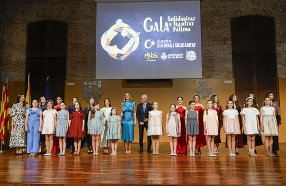 Las falleras mayores de Valencia, junto a sus cortes de honor y el presidente de la JCF.