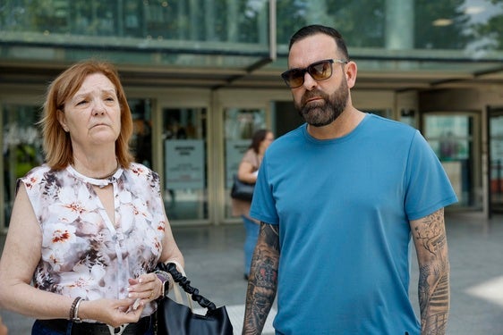 La madre de una de las victimas de la dana, Cristina Rodríguez, y el hermano del fallecido, Aitor Saiz.