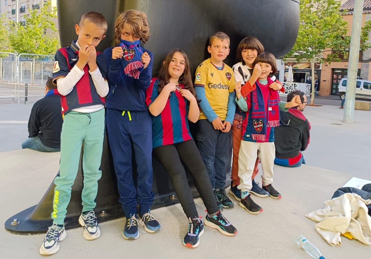 Niños de Vistabella en uno de los desplazamientos a ver al Levante.
