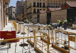 Obras en el entorno del mercado del Grao, durante el mes de abril.